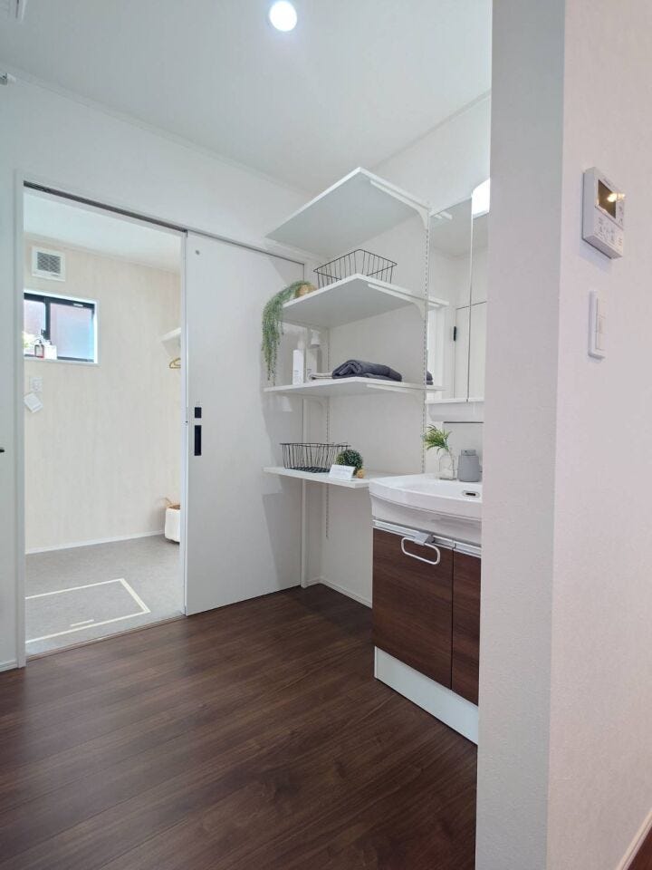 独立洗面台なので、ご家族が入浴中でも安心して使えます。