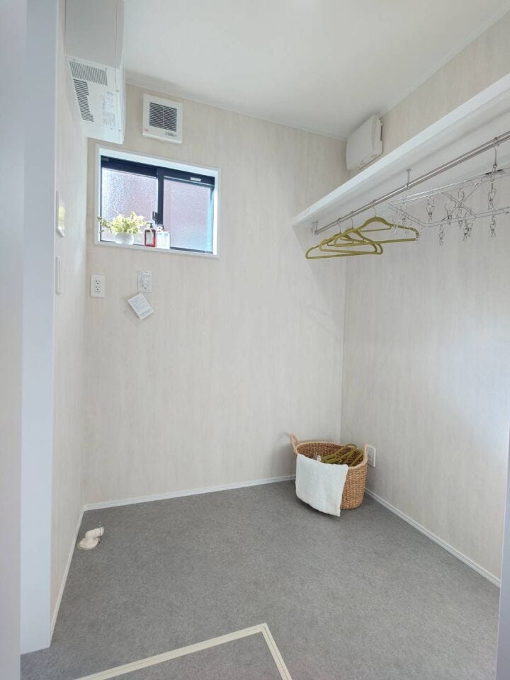 洗濯機置き場に洗濯物が干せるのは嬉しいですね。