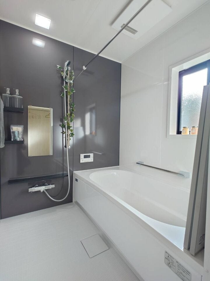 浴室乾燥暖房機付きなので、雨の日のお洗濯も安心です。窓もあるので防カビにもなりますよ。