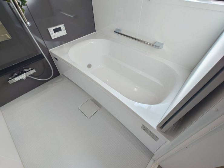 ゆったりとしたユニットバスです。足をのばして入れるので疲れも癒されそうですね。手すり付きなのでお子様やお年寄りでも安心して入浴できますね。