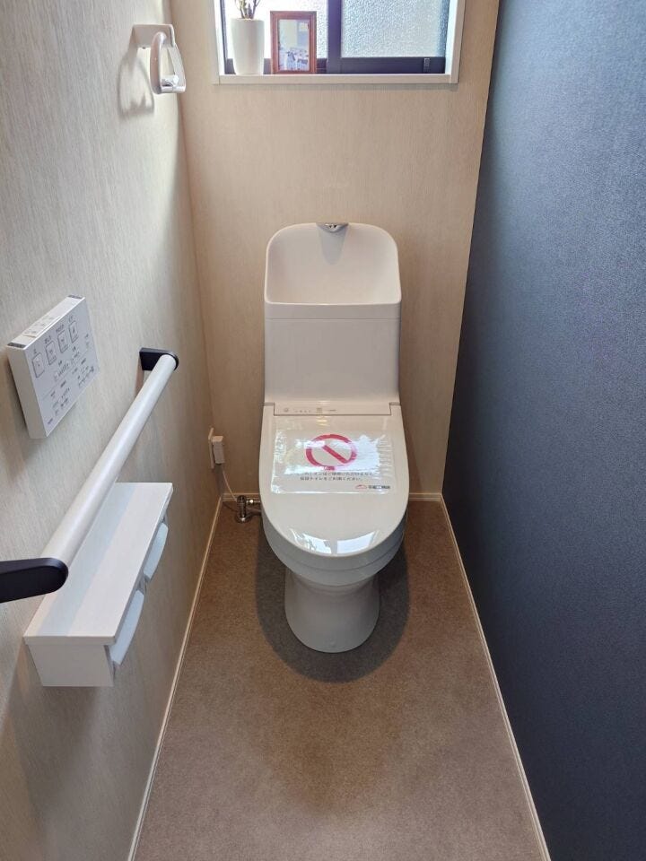 手すり付きで誰もが使用しやすいトイレです。