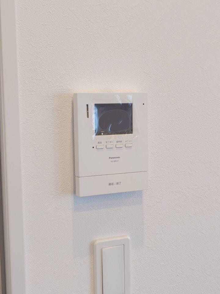 モニター付きインターホンで来客者の確認が出来て安心。