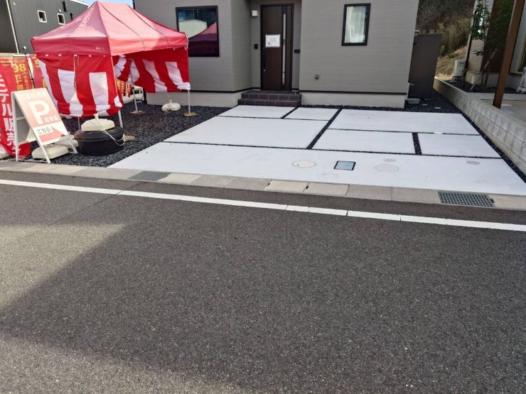 カースペースは普通車3台停めれます。