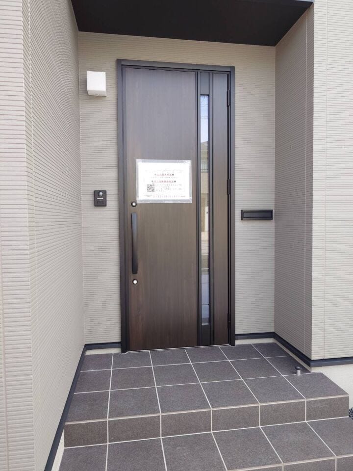 すりガラスのドアがあるため、光が差し込み明るい玄関になります。