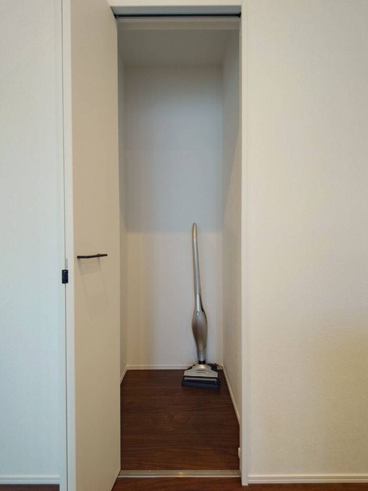 リビング内に収納スペースがあるので、頻繁に使用するもの等を収納しておくのに便利ですね。