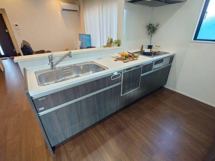 家事をしながらもお子様が遊んだり、食事をするのを見守れます。家族との会話もしやすいのでコミュニケーションがふえますね。