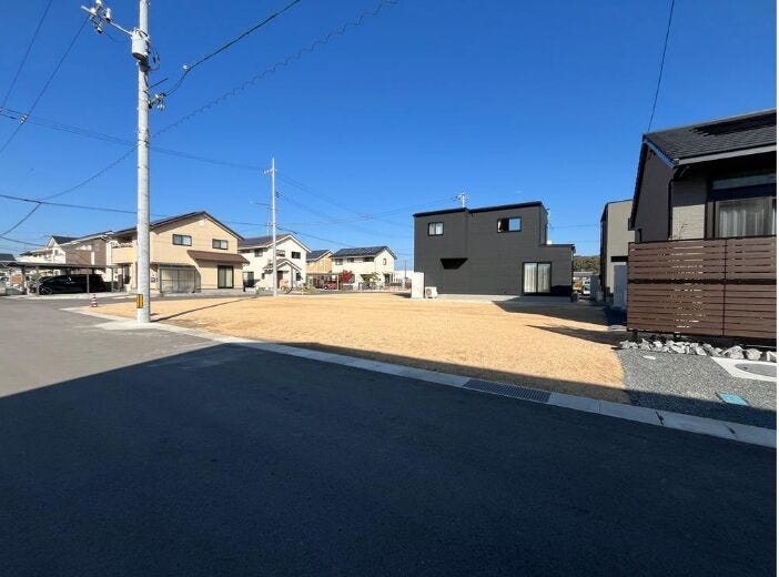 179.25m2(54.22坪)
接道:南6.0m
南道路で将来的な日当たりも担保された好物件です。
