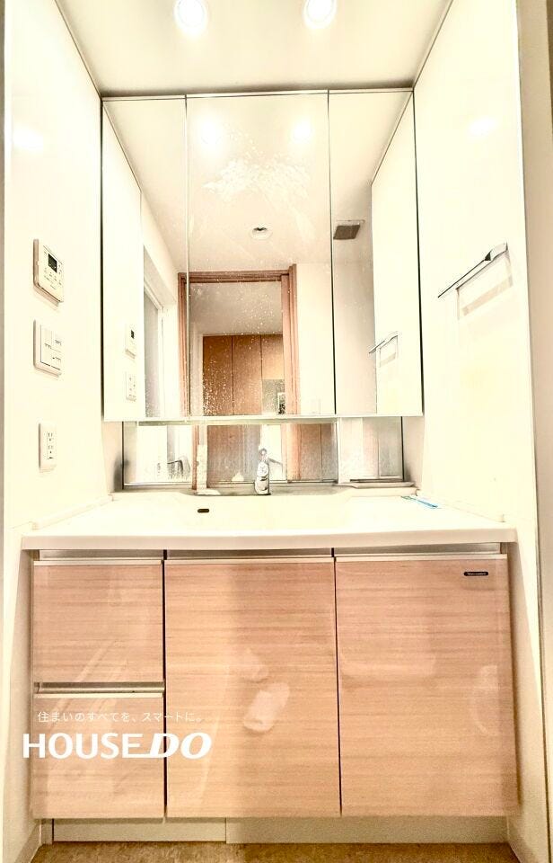 大きな鏡の洗面台で支度も捗ります♪