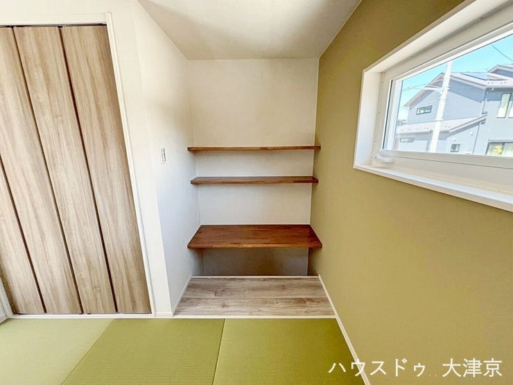 リビングのそばで、サッと使える家族のミニ書斎。ょっとした調べ物、日記、家計簿をつけるなど「1~5分の作業」に最適。
リビングから離れすぎず、でも集中できる距離感です。子どもの勉強・読書スペースにも!