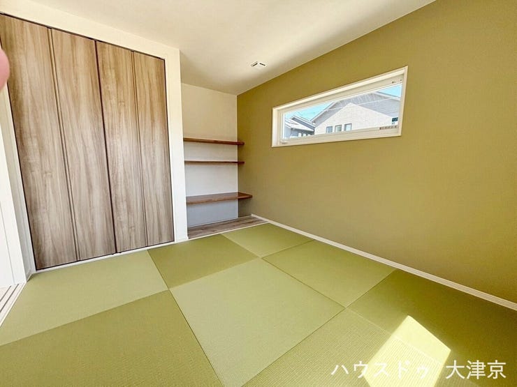 リビングの延長にある和室は、昼寝・読書・ストレッチなど小休憩にぴったり。家族が自然と集まる場所になります。