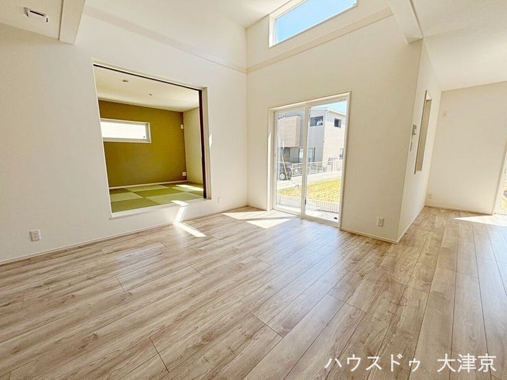 日差しに包まれた、のびのび子育ての暮らし
大きな窓と吹き抜けから光がたっぷり入るので、子どもがリビングで遊んでいても明るく開放的。見守りやすい環境です。