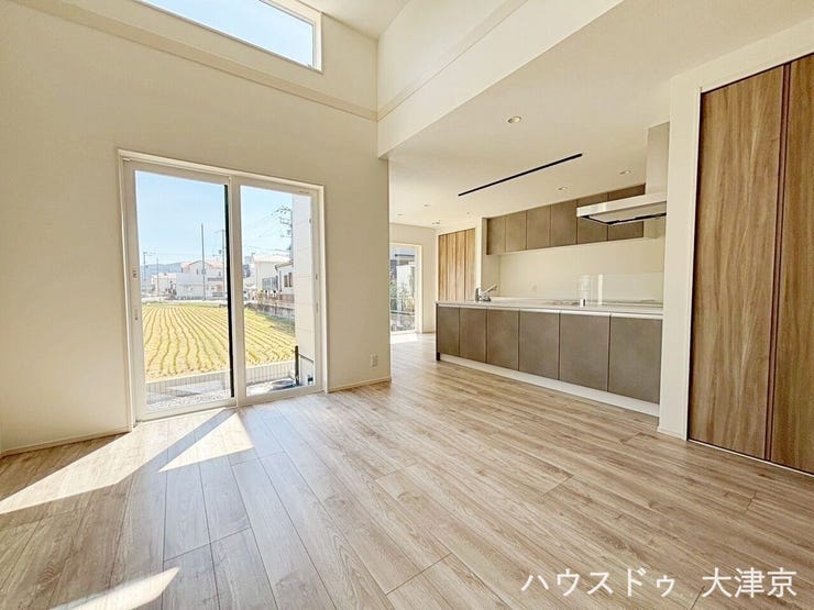 【居間・リビング】
吹き抜け+高窓で、圧倒的な開放感
上部の大きな横長窓から光がたっぷり入り、明るく気持ちの良いリビングを実現。