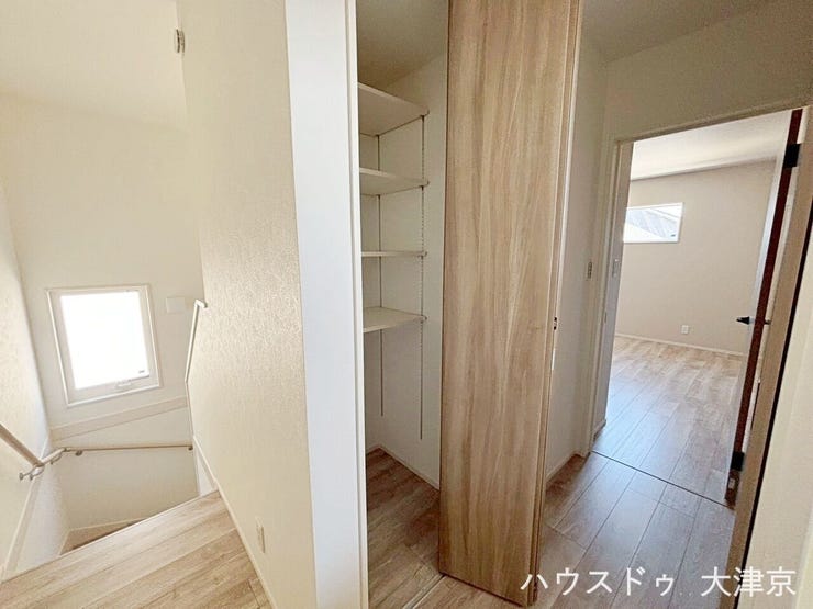 2階廊下に収納スペースあり!
美収納をつくれる“見せない収納”で生活感OFF。
扉付きだから、人が通ることが多い階段ホールでも生活感が出にくく、整理ボックスを使えば、中身もきれいに分類できます。