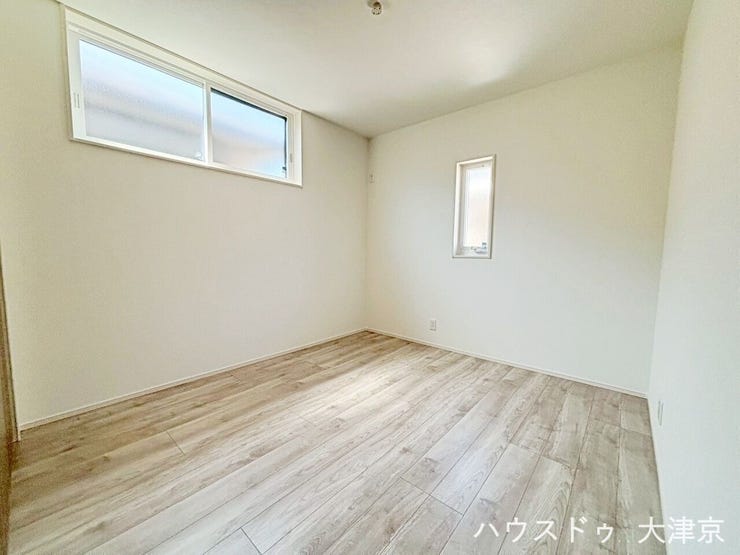 高窓からやわらかい光が入るので、まぶしすぎず自然に目覚められる寝室に。
カーテンなしでもプライバシーが確保できるのもメリットです。