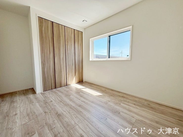 大きな横長窓で明るい空間
日当たりがとても良く、部屋全体が自然光で満たされる気持ちの良い空間です。