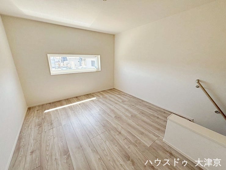 ロフト
横長の窓から光がしっかり入るため、ロフト特有の暗さがなく、気持ちよく過ごせます。
使い方次第で収納だけでなく個室風のスペースとして活躍します。