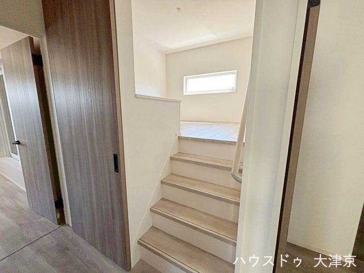 ロフトへの階段
ロフトへ自然につながる開放的な導線
ドアで区切られずオープンにつながっているため、ロフトが“第2のリビング”のような使いやすい空間になっています。