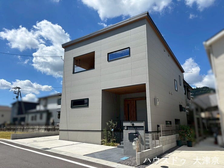 スタイリッシュなスクエアデザイン
無駄のない直線的なフォルムが印象的で、モダンで洗練された外観が魅力的。