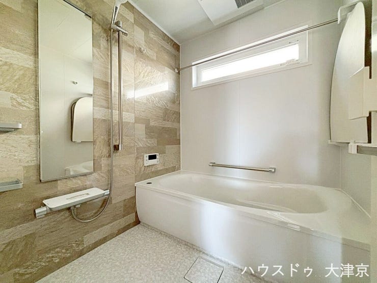 横長の高窓でプライバシーを守りつつ明るい浴室。石目調のアクセントパネルが高級感を演出しています♪浴槽横の手すりが入浴時の動作をサポートし、お子様からご年配の方まで安心して使えます。