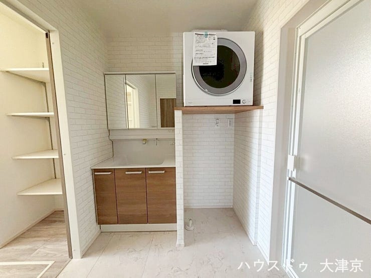 ガス乾燥機(乾太くん)を完備した家事ラク空間。
大容量の可動棚は嬉しいポイント!
タオル、洗剤、ストック品などをまとめて整理できます♪
ワイドな三面鏡と広い洗面台も嬉しいですね!