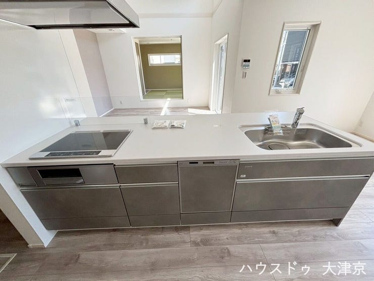 広々としたフラット対面カウンターのキッチン。リビングや和室まで視線が抜け、家族と会話したり子どもを見守りながら調理できます。
作業スペースも広く、複数人で立っても余裕の広さが嬉しいポイント!