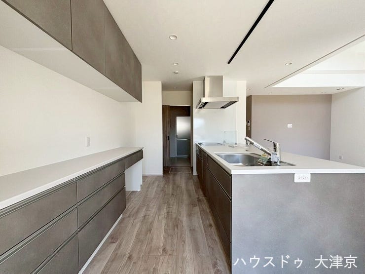 背面収納が圧巻の大容量!
上下の収納が大きく、家電や食器、食品ストックまでしっかり収まるため
「見せない収納」でスッキリ保てます。