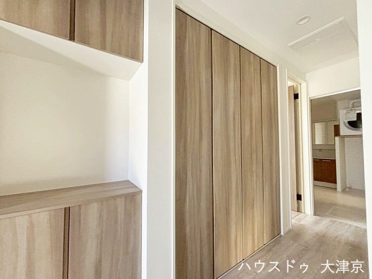 玄関横の使いやすい収納キャビネット。靴だけでなく、鍵や小物、日常使いのアイテムもサッと置ける便利な構造です♪
廊下にしっかりした収納があることで、日用品や掃除道具、季節物の保管も安心。