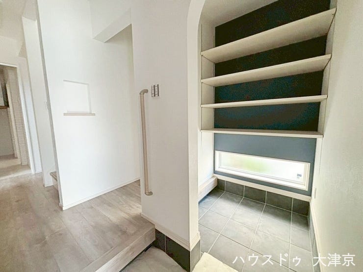 シューズインクローゼットは大容量の可動棚で安心!
アーチ開口がやわらかい印象です。
玄関から直接アクセスできるため、濡れた傘やアウトドア用品も室内に持ち込まず収納可能!