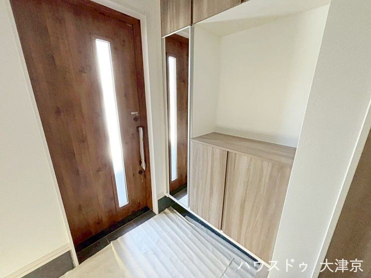 木目調であたたかみのあるデザイン。
カウンター部分はディスプレイにも最適。
観葉植物、写真立て、季節の飾りなどを置いておしゃれに演出できそうです♪