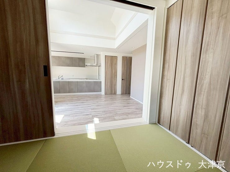畳の柔らかさでくつろぎ空間を演出。
フローリングとは違う落ち着きがあり、横になったり、赤ちゃんを寝かせたりと使い勝手のよい空間です♪
