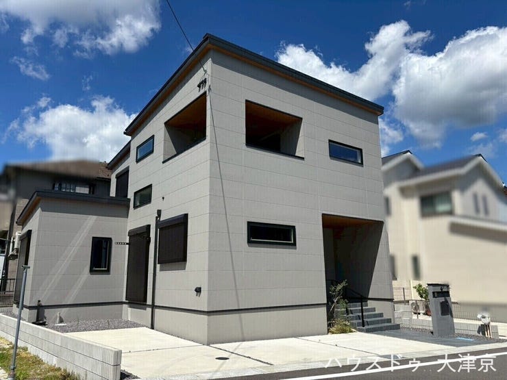 窓の配置がセンス良く、採光とデザイン性を両立!
横長窓やスクエア窓をバランスよく配置しており、外観のアクセントになりながら室内の明るさも確保しています。