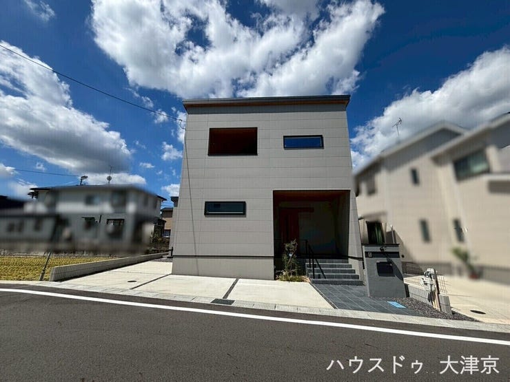 駐車スペースがゆったりと確保されており、視覚的にも開放感があります。
来客時にも停めやすく実用性も高い設計です。