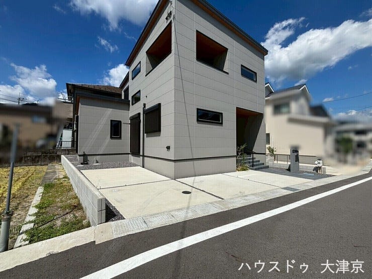 目隠し効果のある窓配置でプライバシー性が高い
道路側に高窓を採用しており、外からの視線をカットしながら採光をしっかり確保。