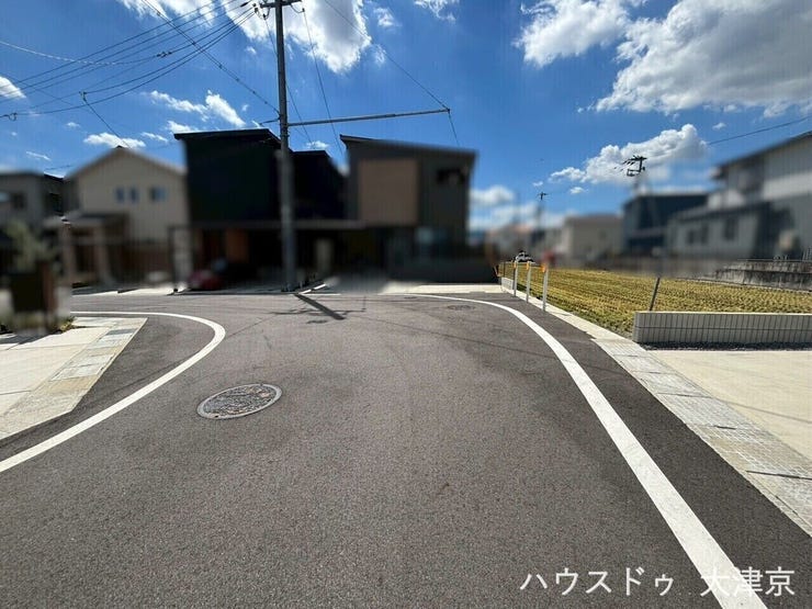前面道路
交通量が少なめで静かな住環境です。