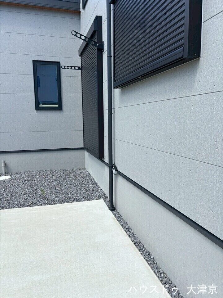 防犯面に優れたシャッター付き窓。
掃き出し窓・腰窓ともにシャッターがあり、防犯性・台風時の安心感が高いポイントです。