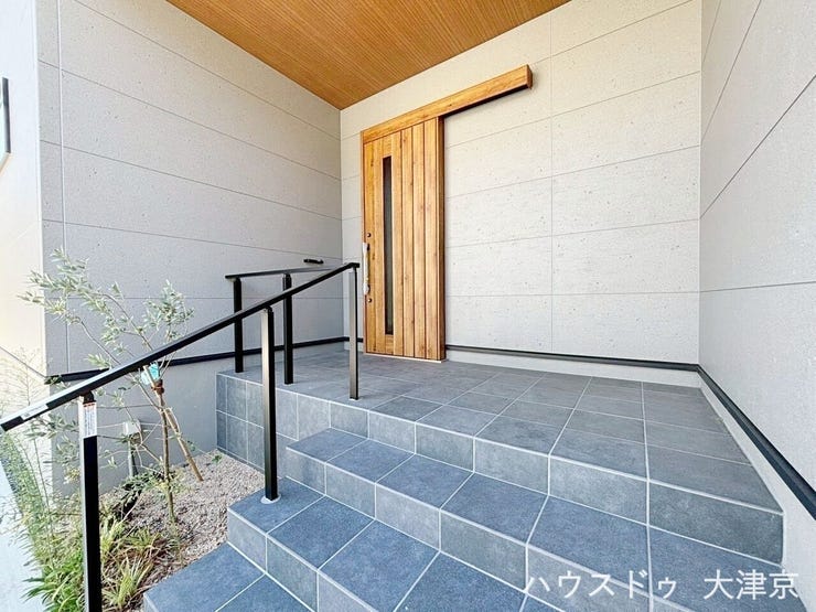 木のぬくもりを感じる“帰るだけで癒やされる”暮らし
木製ドアと木目の天井が、帰宅するたびにホッとする温かみのある雰囲気をつくってくれます。