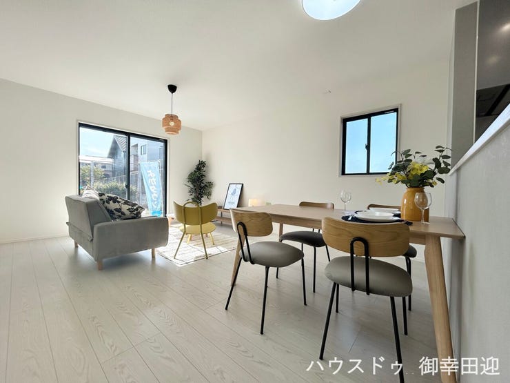 ■□■安らぎと笑顔の中心地■□■陽光が優しく降り注ぎ、会話が自然と弾む。ここでは、毎日が特別な時間へと変わります。