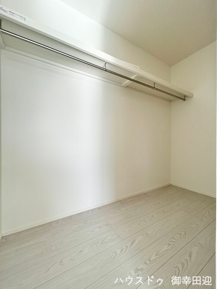 ■□■2階8帖洋室WIC■□■衣類から小物まで一ヶ所に集約。整理整頓がしやすく、毎日のコーディネートが楽しくなるゆとりの収納です。