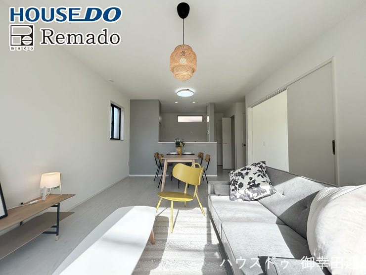 【リビング】
■□■家族の笑顔が集う、安らぎとくつろぎの中心地■□■お気に入りの家具を迎え、窓からは心地の良い光が差し込みます。