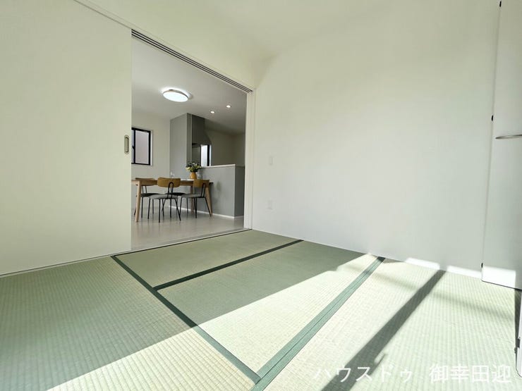 ■□■憩いと多用途の万能空間■□■ゲストをもてなし、昼寝や家事にも使える、畳のぬくもりが心地よい多目的スペース。