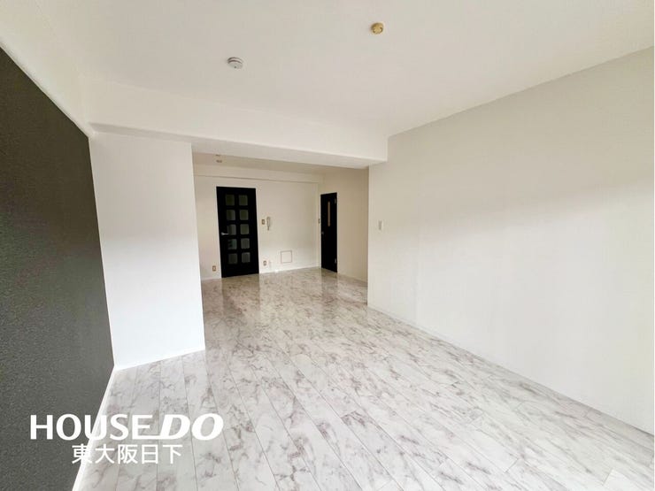 LDK約13.0帖:室内にいても、たっぷりの陽光と爽やかな風を感じて頂ける、開放感あふれるリビングです。ご家族と穏やかに過ごす、心地の良い時間が流れます!