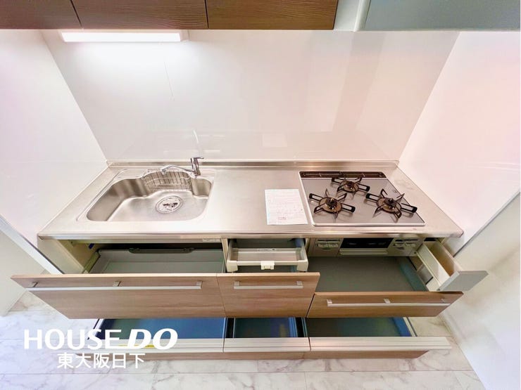 キッチン:壁付キッチンは、リビングの入り口から入ってくるご家族を料理しながら温かく迎えられる配置です。家族との会話を楽しみながら、心地よい時間を共有できる空間です!