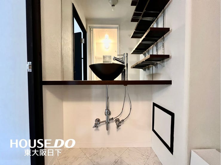 洗面所:朝の準備が楽にできる独立洗面台です。身支度やお風呂上がり、寝る前の準備などの際に嬉しい大きな鏡付きです!