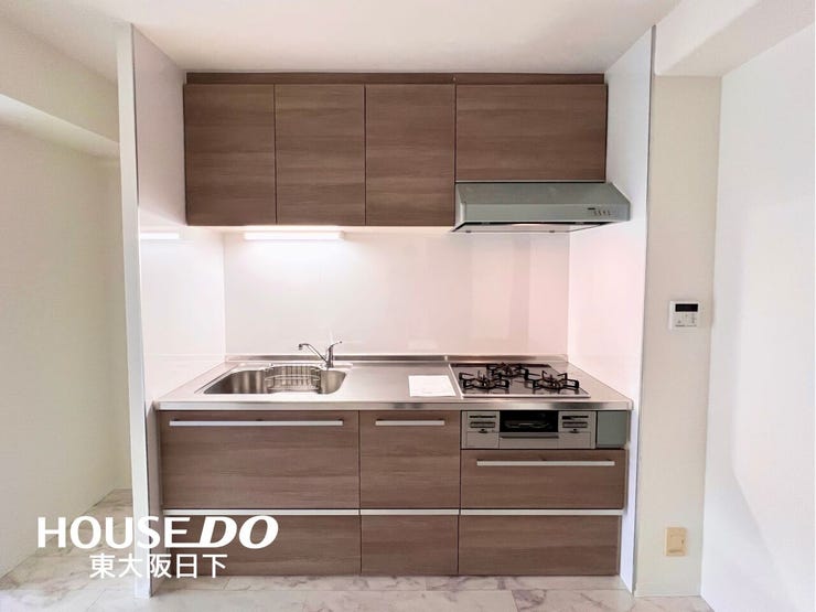 キッチン:シンクが広く3口コンロ付きのキッチンです。吊戸棚も付いているので、食器や調味料などをすっきり収納できます。キッチンが綺麗だとお料理もはかどりますね♪