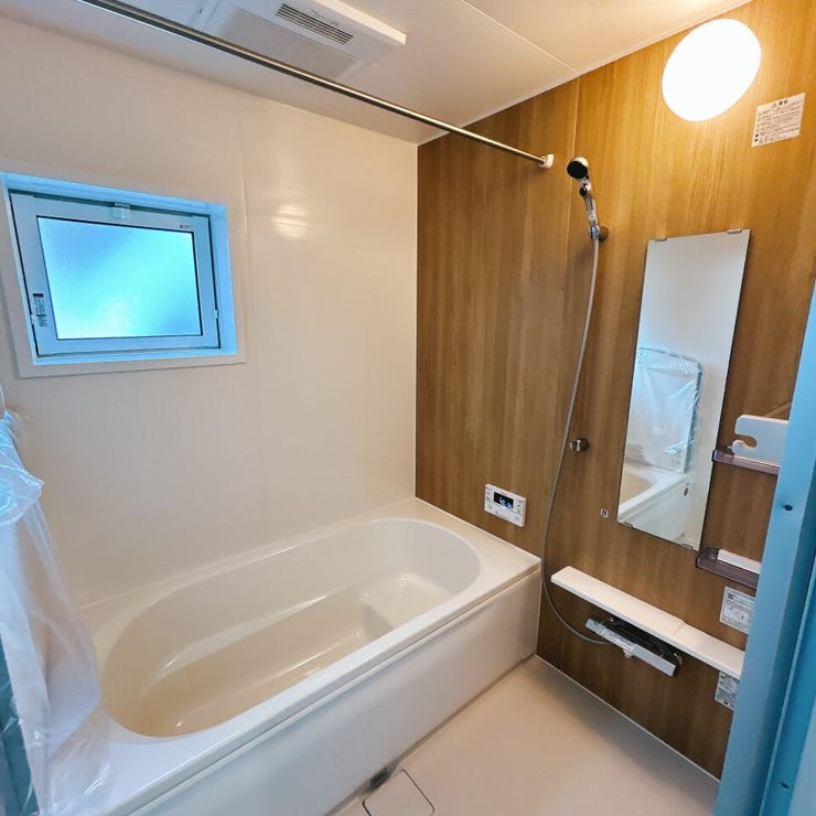 木目調の落ち着く雰囲気の浴槽で、一日の疲れもすっきり。換気用の窓があり、お掃除時にも大活躍です。