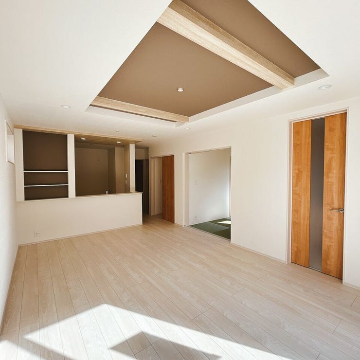 アクセントカラーの折上天井を採用したリビングは広々とした空間になっており、様々なレイアウトを楽しめます。5.2帖の和室を開放すると23帖ほどの空間に!