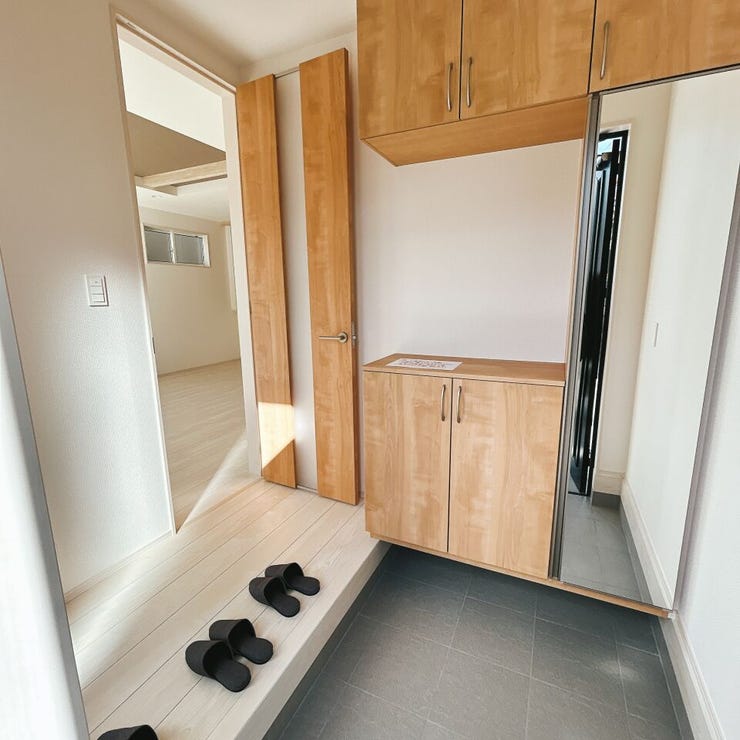 玄関は広く快適♪シューズボックスも完備、全身鏡もありお出かけ前の身だしなみチェックもばっちりです。