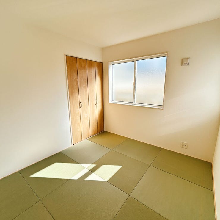 5.2帖の和室。収納スペースも完備で、客間やちょっとしたお昼寝スペースとしても大活躍。2面窓から暖かい日差しが差し込み、明るい室内です。