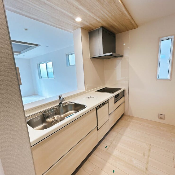 リビング全体が見渡せるキッチンは木目調の天井がアクセントカラーでおしゃれな空間!広々としており、お子様と一緒にお料理も楽しめます♪安心安全のIHクッキングヒーター搭載♪食器洗い乾燥機もあり時短や節水も