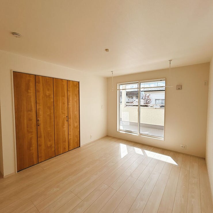 2Fの洋室は主寝室におすすめ。大容量の収納スペースを誇るクローゼットもあり、室内干しのできる物干し竿も完備です!
7.8帖と充分な広さがあります。バルコニーへの出入り可能。